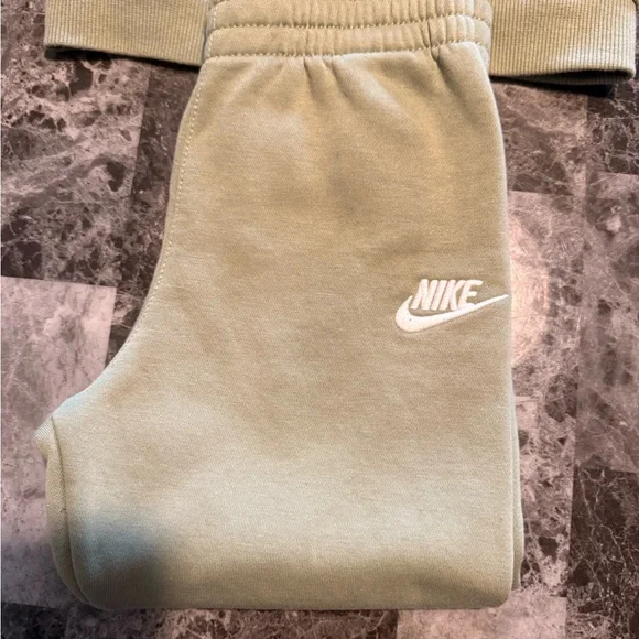 Nike Toddler Olive Green Hoodie Jogger Set Sweatsuit Outfit - Picture 2 of 3